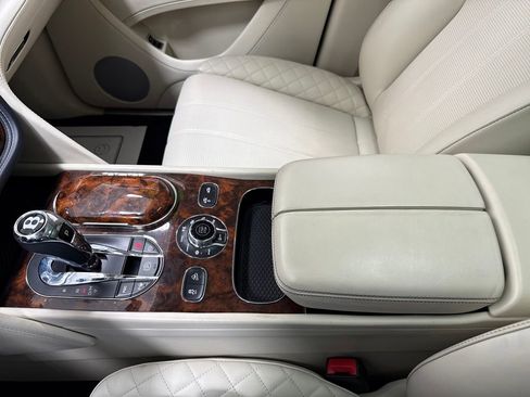 Used 2017 Bentley Bentayga image 40