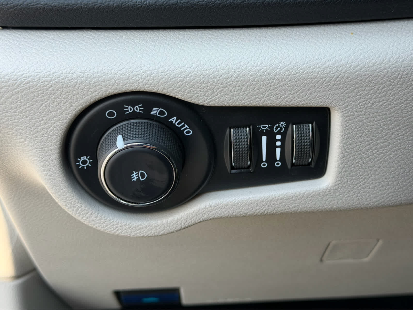 Used 2024 Chrysler Pacifica Touring-L FWD image 22