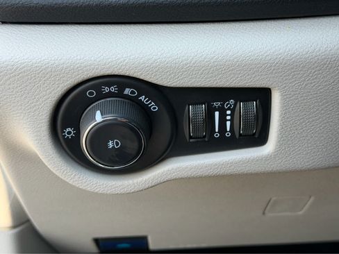 Used 2024 Chrysler Pacifica Touring-L FWD image 22