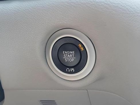 Used 2022 Chrysler Pacifica Touring-L FWD image 5