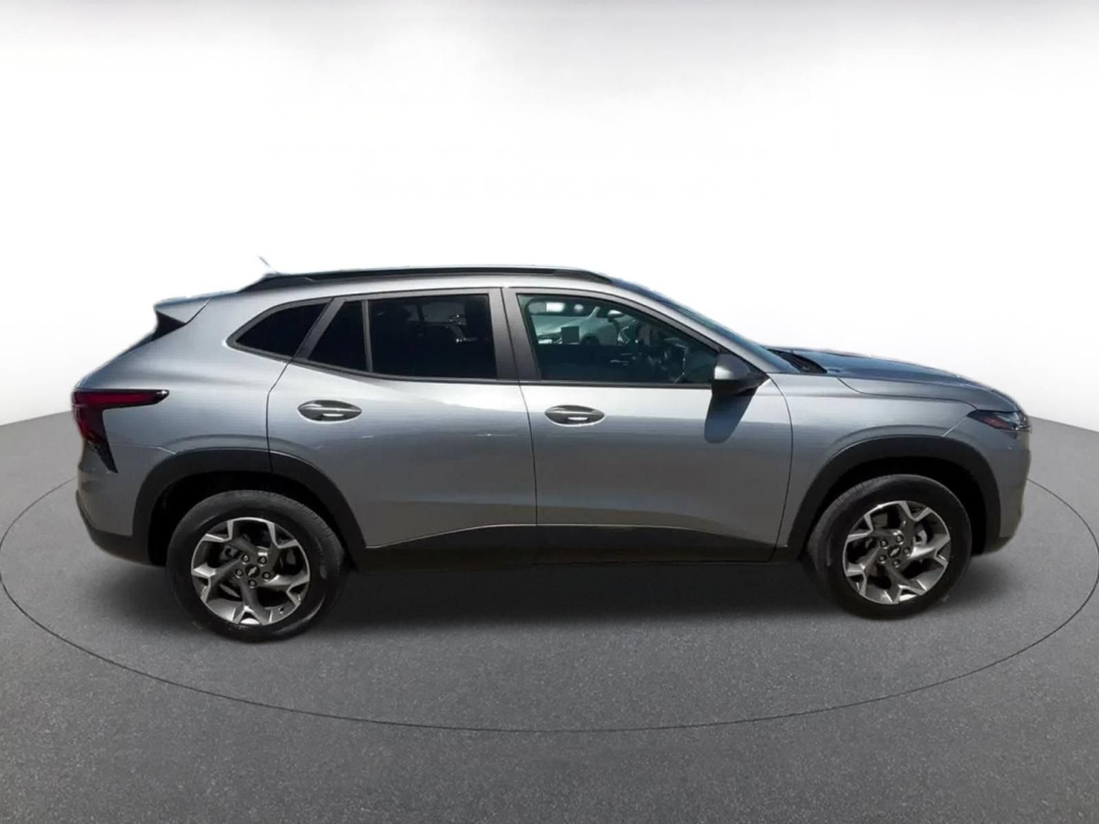 Used 2025 Chevrolet Trax LT FWD image 15