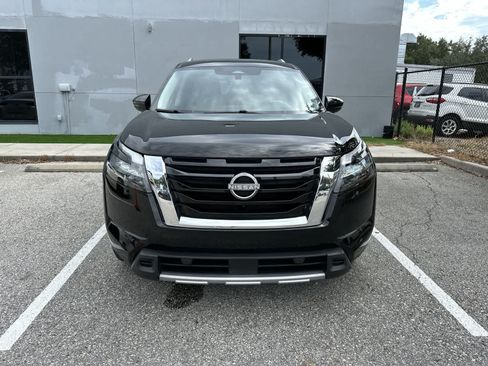 Used 2025 Nissan Pathfinder SL AWD/4WD image 12
