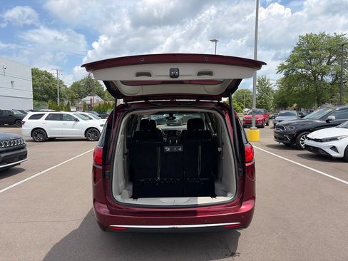 Used 2018 Chrysler Pacifica Touring-L Plus FWD image 11