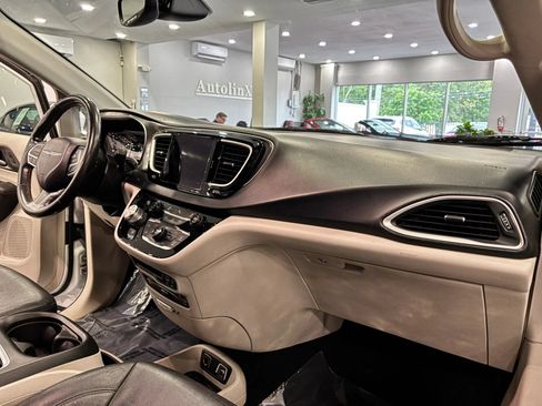 Used 2020 Chrysler Pacifica Touring-L Plus FWD image 10