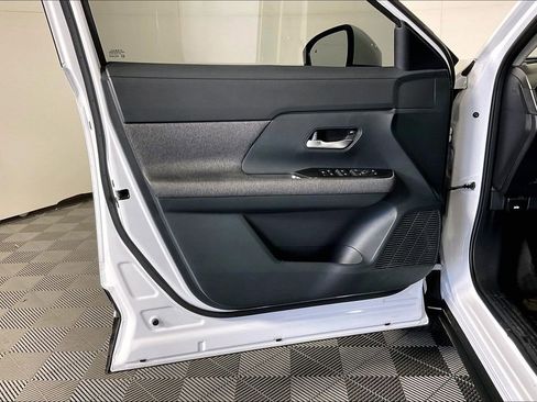 Certified 2025 Nissan Kicks SV image 24