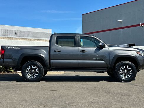 Used 2019 Toyota Tacoma TRD Off-Road w/ Technology Package image 6