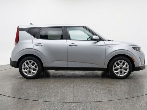 Used 2025 Kia Soul LX w/ LX Technology Package FWD image 11