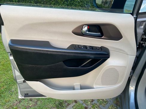 Used 2021 Chrysler Voyager Lxi image 13