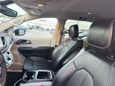 Used 2024 Chrysler Pacifica Touring-L FWD image 24