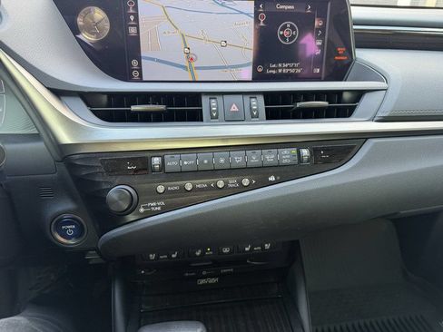 Used 2019 Lexus ES 300h w/ Accessory Package 2 FWD image 22