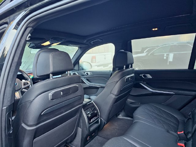 Used 2024 BMW X7 xDrive40i w/ M Sport Package AWD/4WD image 8