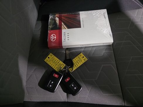 Used 2022 Toyota Tacoma TRD Sport image 9