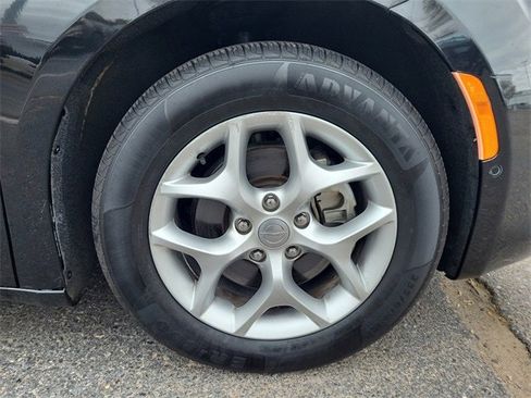 Used 2019 Chrysler Pacifica Touring-L w/ Advanced Safetytec Group image 18