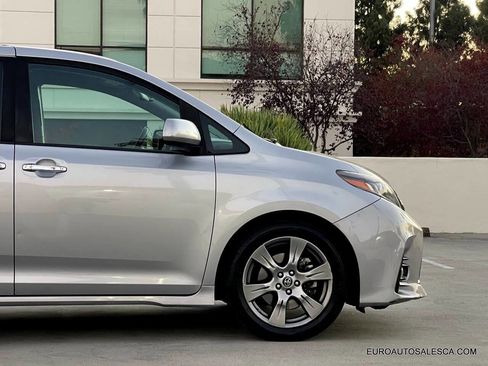 Used 2018 Toyota Sienna SE Premium image 16