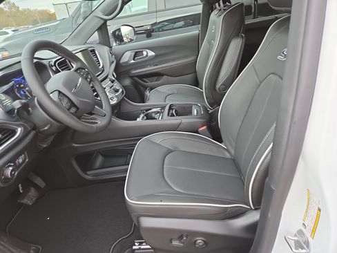 New 2026 Chrysler Pacifica Limited w/ Uconnect Theater Family Group image 5