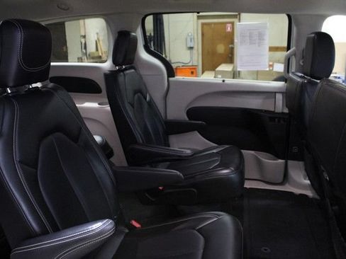 Used 2024 Chrysler Pacifica Touring-L FWD image 11