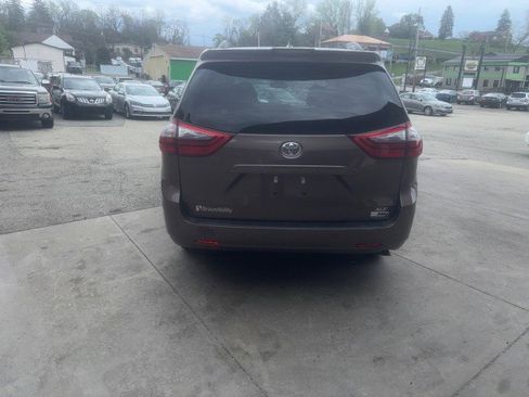 Used 2020 Toyota Sienna XLE w/ XLE Navigation Package image 5