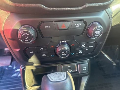 Used 2018 Jeep Renegade Altitude w/ UConnect 8.4 Nav Group image 14