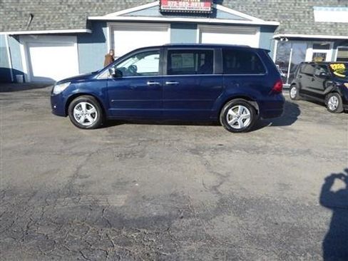 Used 2014 Volkswagen Routan SEL Premium image 2