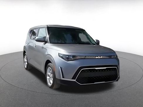 Used 2025 Kia Soul LX w/ LX Technology Package FWD image 3