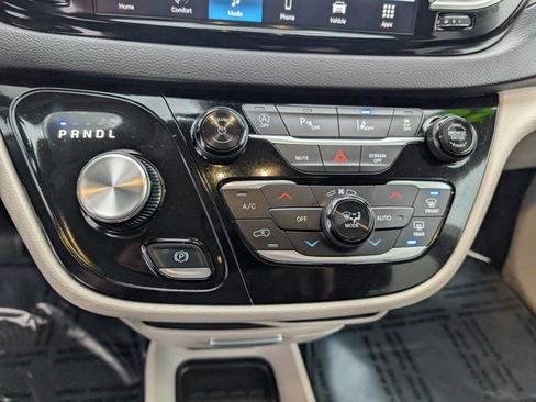 Used 2024 Chrysler Pacifica Touring-L image 16