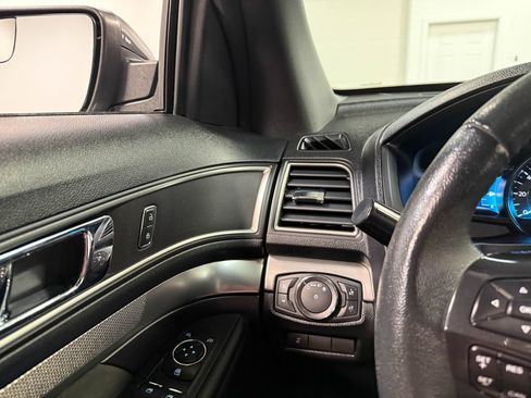 Used 2018 Ford Explorer XLT w/ Equipment Group 202A AWD/4WD image 77