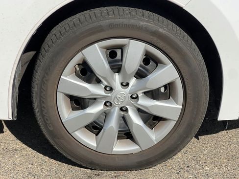 Used 2015 Toyota Corolla LE FWD image 18
