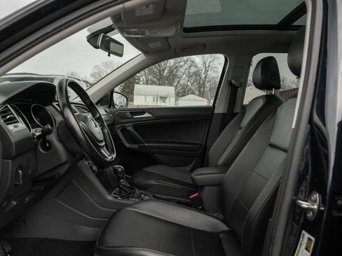 Used 2018 Volkswagen Tiguan SE w/ Panoramic Sunroof Package image 7