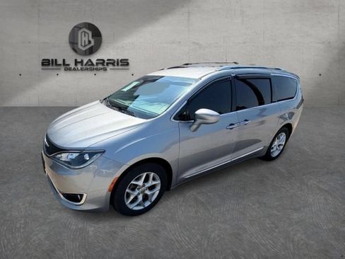 Used 2018 Chrysler Pacifica Touring-L w/ Tire & Wheel Group FWD image 2