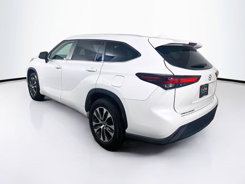 Used 2024 Toyota Highlander XLE image 5