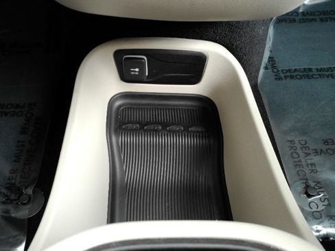 Used 2023 Chrysler Pacifica Touring-L FWD image 51