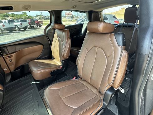 Used 2017 Chrysler Pacifica Limited FWD image 10