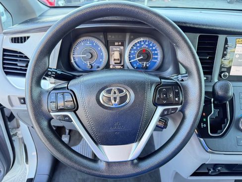Used 2019 Toyota Sienna L image 21