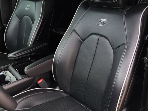 Used 2024 Chrysler Pacifica Limited w/ Uconnect Theater Family Group image 15