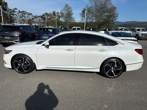 Used 2022 Honda Accord Touring image 2