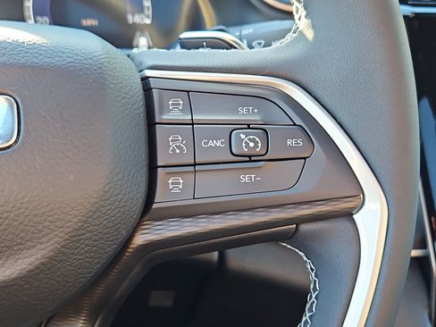 Used 2025 Jeep Grand Cherokee Laredo X image 24