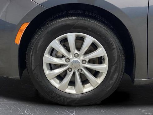 Used 2018 Chrysler Pacifica Touring-L image 37