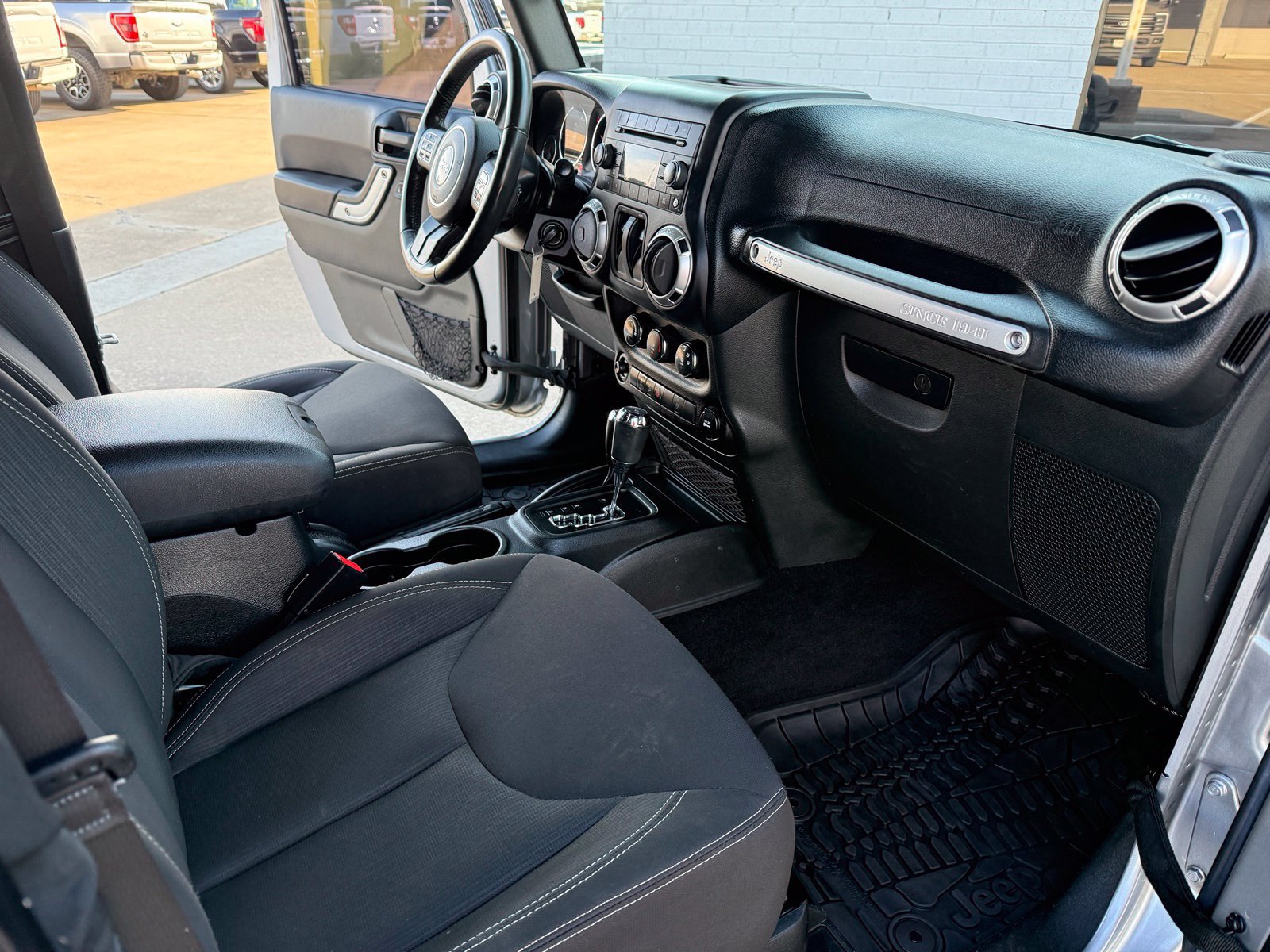 Used 2017 Jeep Wrangler Rubicon w/ Power Convenience Group AWD/4WD image 15