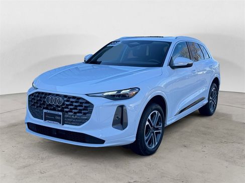 Used 2025 Audi Q5 Premium w/ Convenience Package image 3