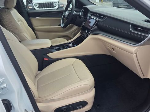 Certified 2024 Jeep Grand Cherokee Limited w/ Luxury Tech Group II AWD/4WD image 13