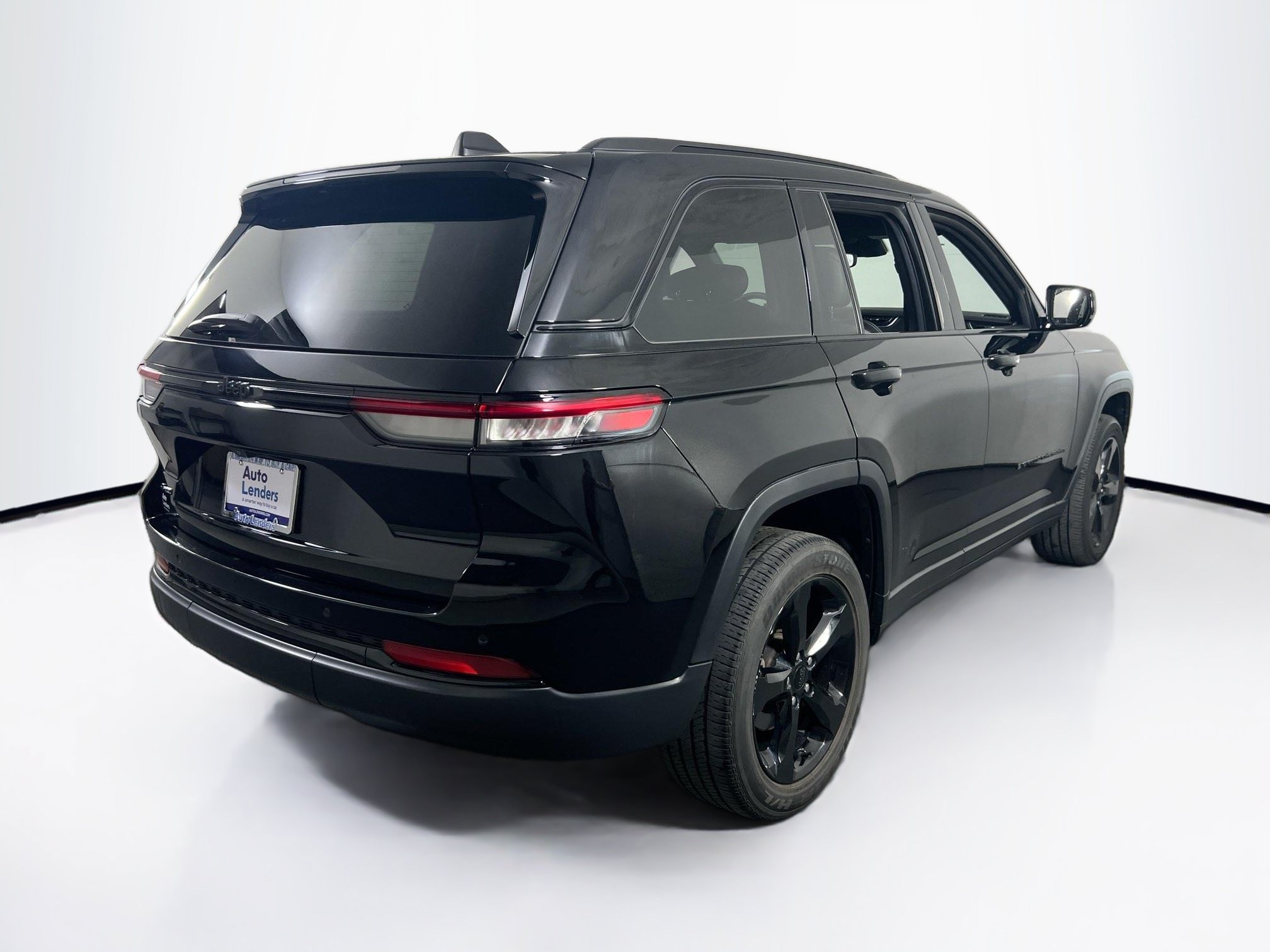 Used 2023 Jeep Grand Cherokee Altitude AWD/4WD image 5
