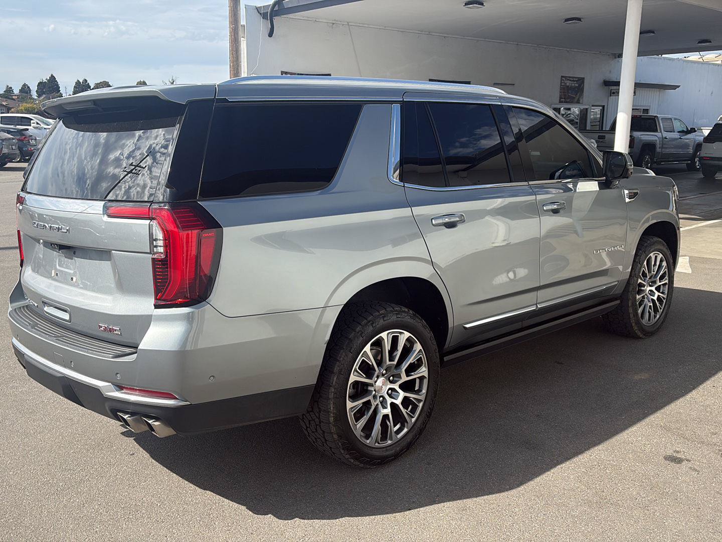 Used 2025 GMC Yukon Denali w/ Denali Reserve Package AWD/4WD image 3