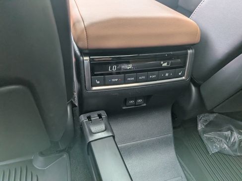Used 2024 Lexus GX 550 w/ Accessory Package (2T) AWD/4WD image 35