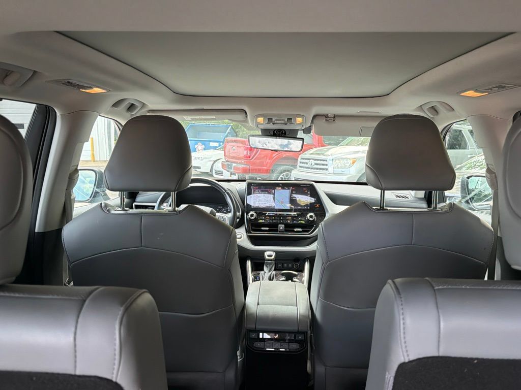 Used 2021 Toyota Highlander Platinum AWD/4WD image 26