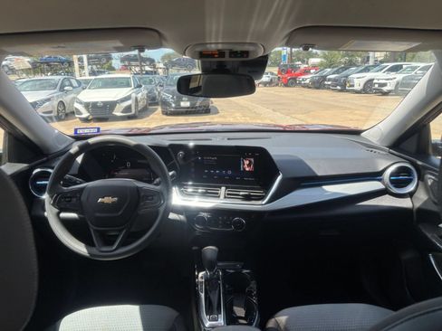 Used 2025 Chevrolet Trax LT FWD image 32