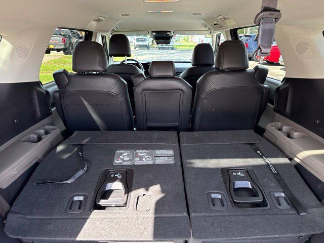 Used 2025 Kia Carnival FWD image 21