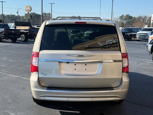 Used 2014 Chrysler Town & Country Touring-L w/ Driver Convenience Group image 4