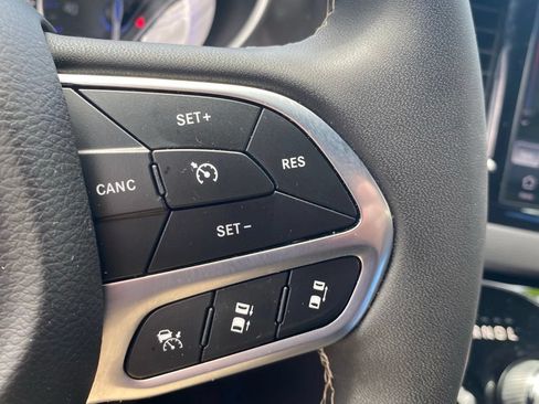 Used 2025 Chrysler Pacifica Select FWD image 28