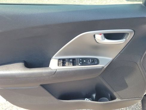 Used 2018 Kia Niro LX FWD image 32