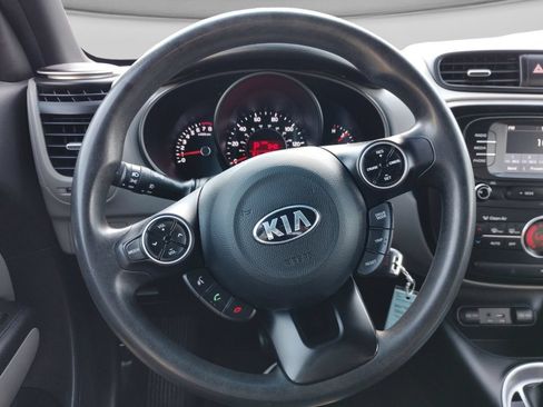 Used 2017 Kia Soul + FWD image 16
